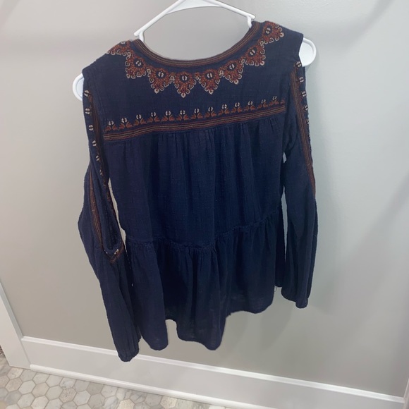 Beautiful American Eagle Blouse - Picture 4 of 5